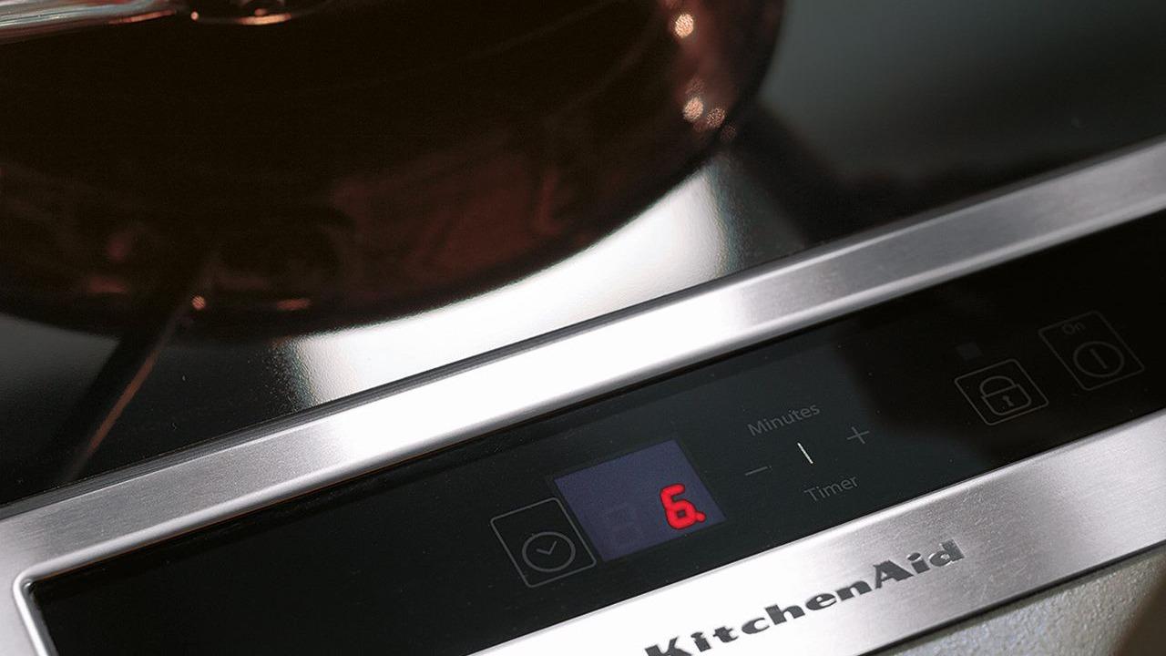 Køkkenmaskine fra KitchenAid med digitalt display og gryde på komfuret.