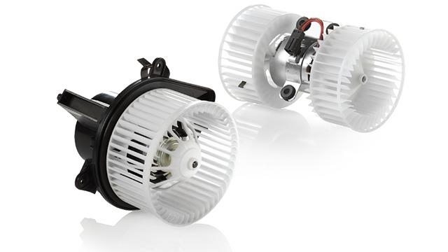 To ventilatorer til bil, en med motor og en uden, begge med gennemsigtige skovle og elektriske forbindelser.
