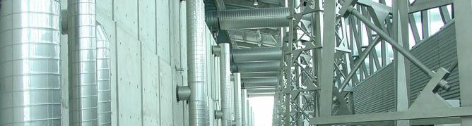 Industrielt anlæg med metalrør og strukturer, der viser en moderne produktionsfacilitet.