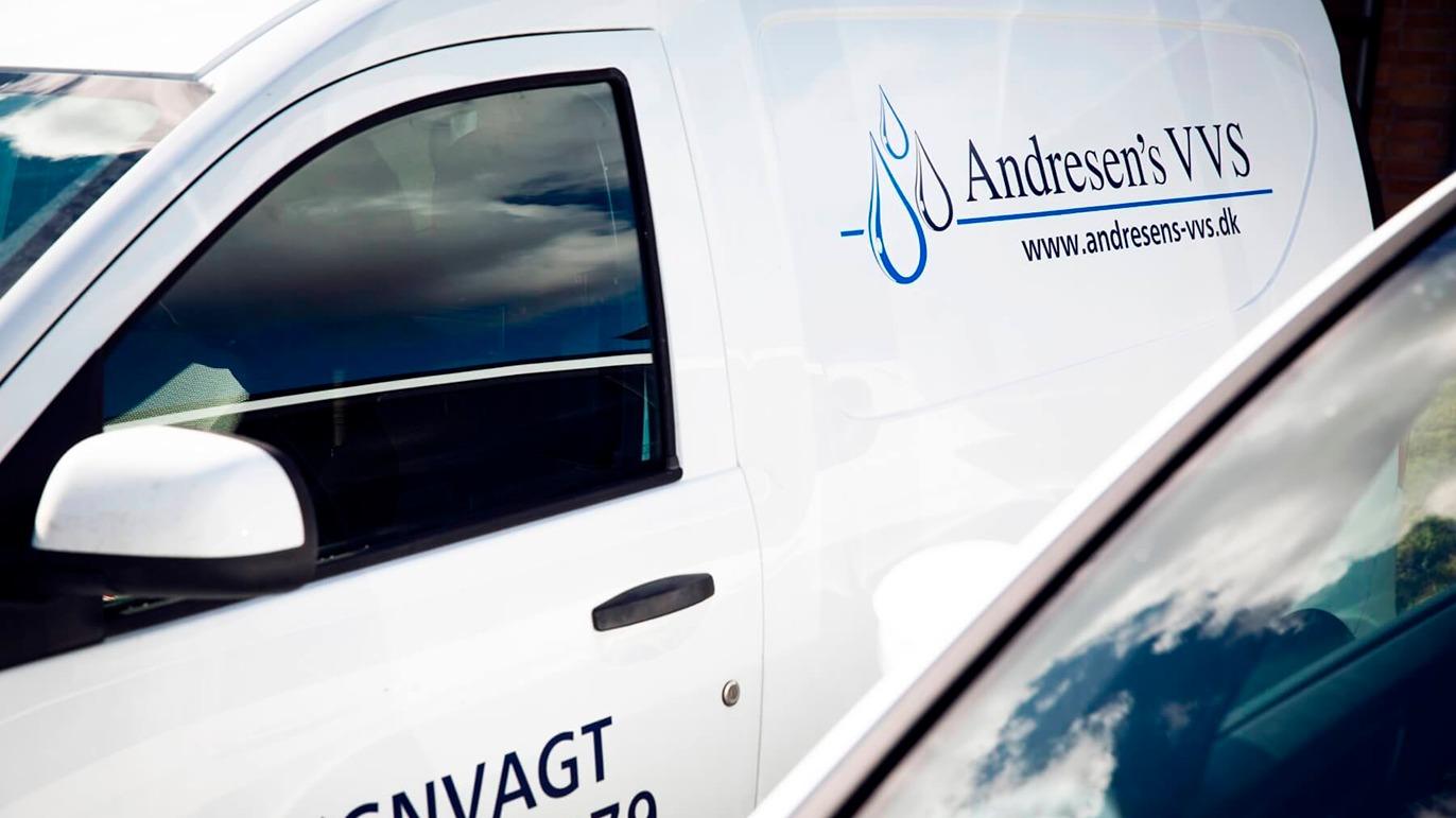 En hvid varevogn med teksten "Andreasens VVS" og kontaktinformation på siden.