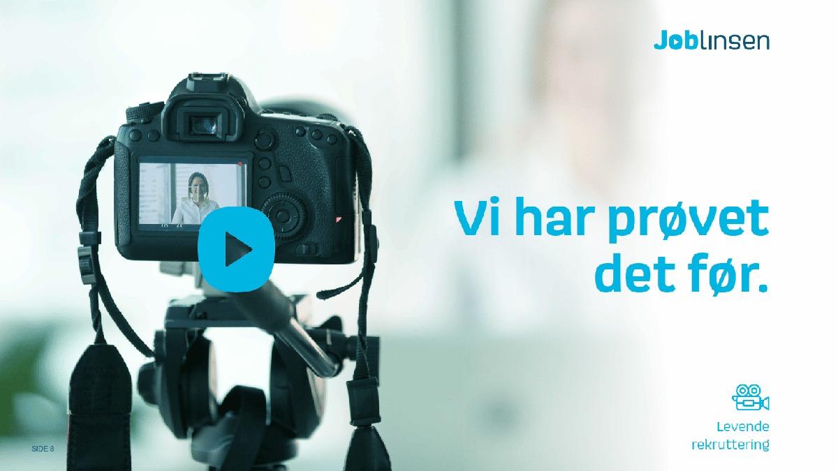 En kamera med stativ, der optager en person, med teksten "Vi har prøvet det før" til højre.
