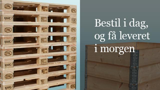 Stabel af træpaller med tekst om bestilling og levering i morgen.