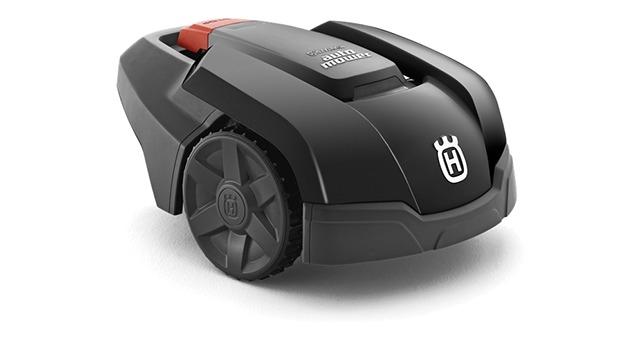 En sort robotplæneklipper med hjul og logo fra Husqvarna.