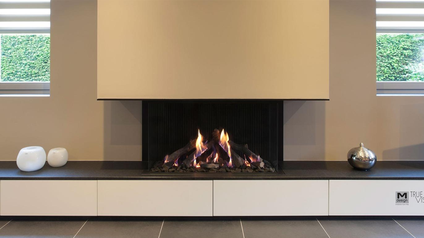 Moderne pejs med flammer, minimalistisk indretning og stilfulde dekorationer på en sort hylde.