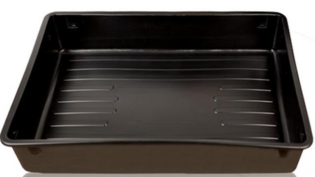 Sort plastbakke til opbevaring med glatte sider og bund, ideel til organisering af små genstande.
