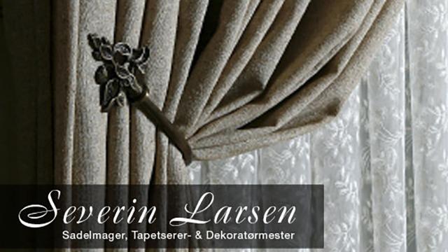 Elegant gardin med blomstermotiv og detaljeret tekstur, præsenteret af Severin Larsen, dekoratørmester.