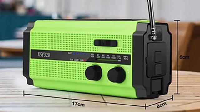 En grøn radio med antenne, måler 17 cm i længden, 8 cm i bredden og 6 cm i højden, placeret på et bord.