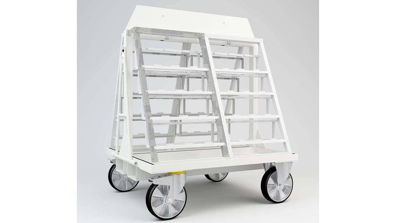 En hvid transportvogn med flere hylder og hjul, designet til opbevaring og transport af varer.