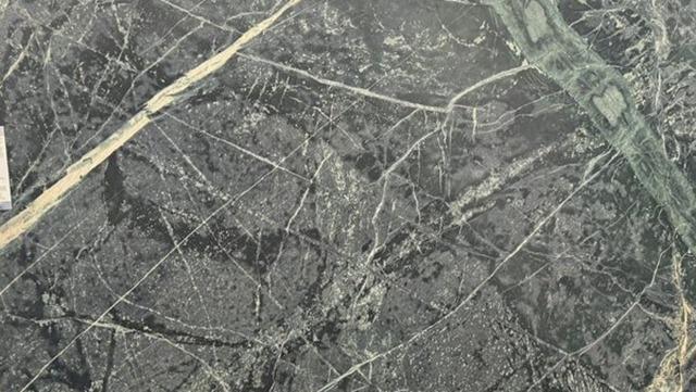 Et detaljeret kort, der viser et område med veje og landskab i grå og grønne nuancer.