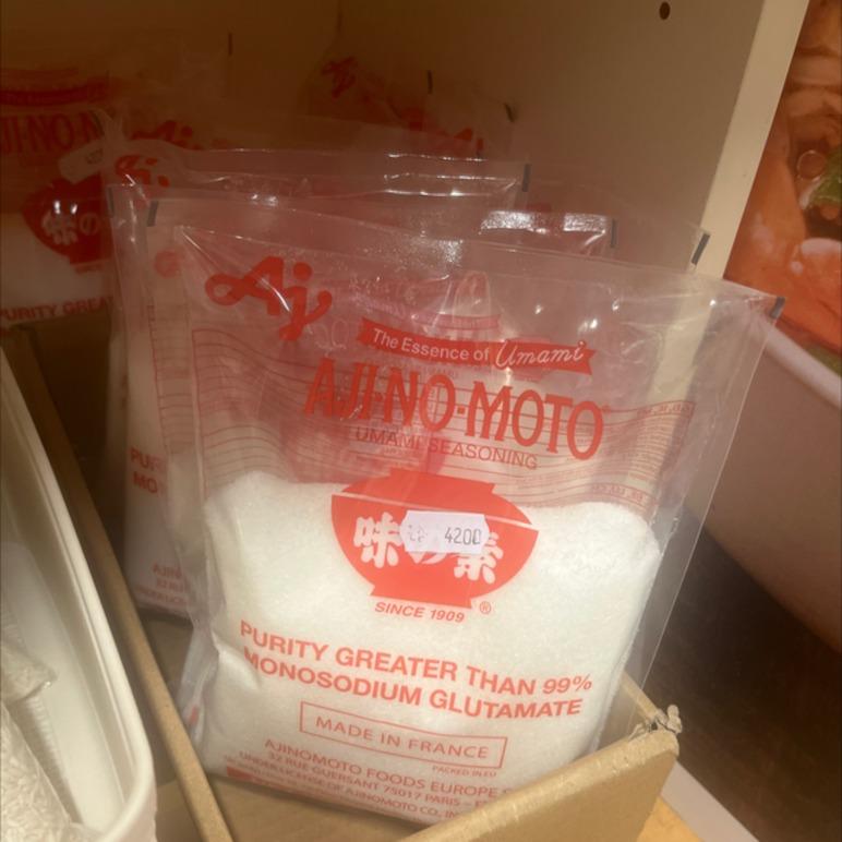 Pakker med MSG (mononatriumglutamat) fra Ajinomoto, opbevaret på en hylde i en butik.