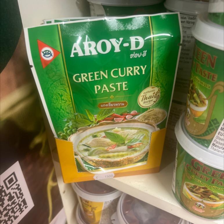 Pakke med Aroy-D grøn karrypasta på en hylde i en butik.