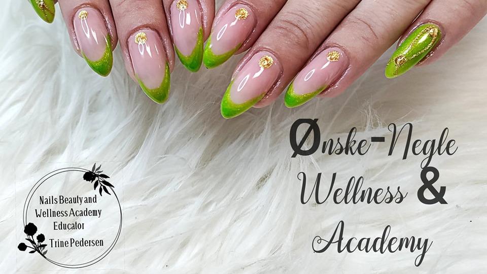 Smukke negle med grønne spidser og blomsterdesign, præsenteret af Ønske-Negle Wellness & Academy.