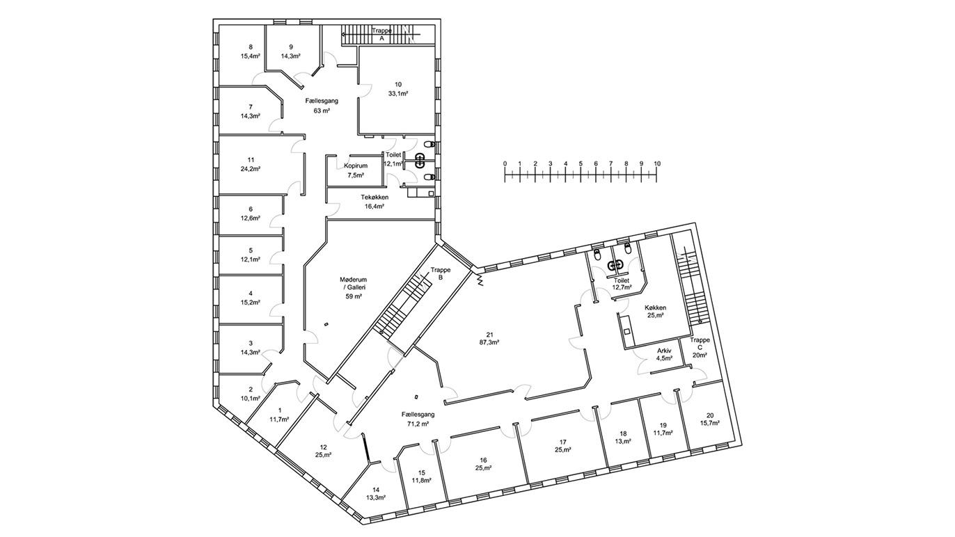Plantegning af en bygning med værelser, fællesområder og faciliteter, herunder køkken og badeværelser.