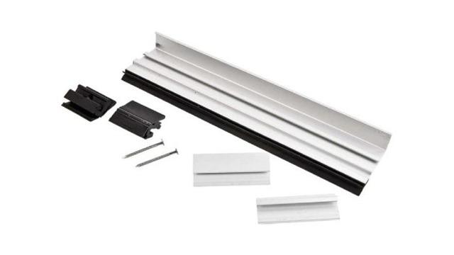 Sæt af aluminiumsprofiler og tilbehør til montering af vinduer eller døre. Inkluderer skruer og beslag.