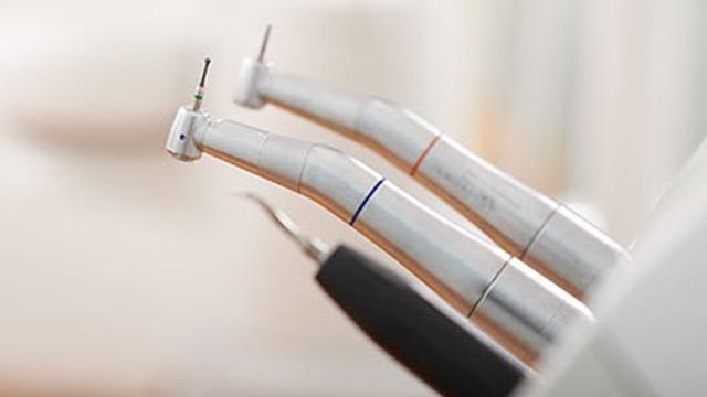 Dentalværktøj med forskellige spidser til tandbehandling i en klinik.