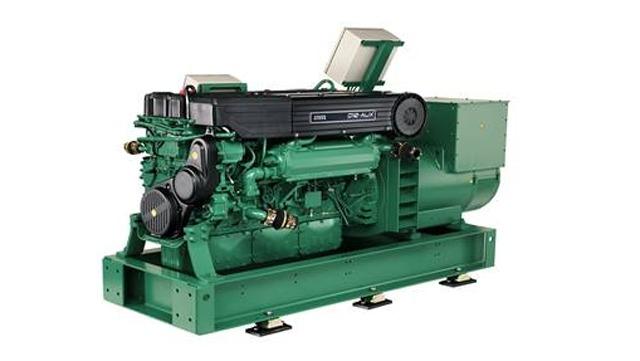 En stor dieselgenerator med grønne detaljer og en sort motor, placeret på en solid metalramme.