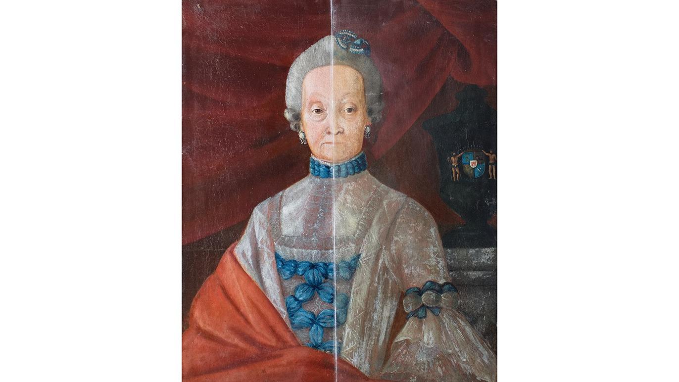 Portræt af en kvinde i historisk dragt med en rød kappe og blå detaljer, malet i en klassisk stil.