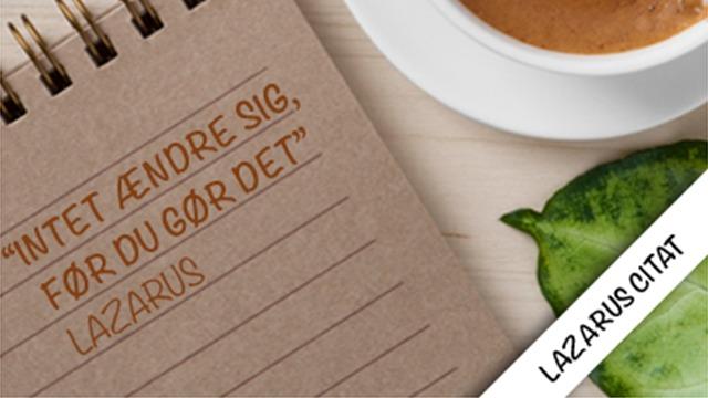Notatblok med citatet "Intet ændre sig, før du gør det" af Lazarus, ved siden af en kop kaffe og et blad.