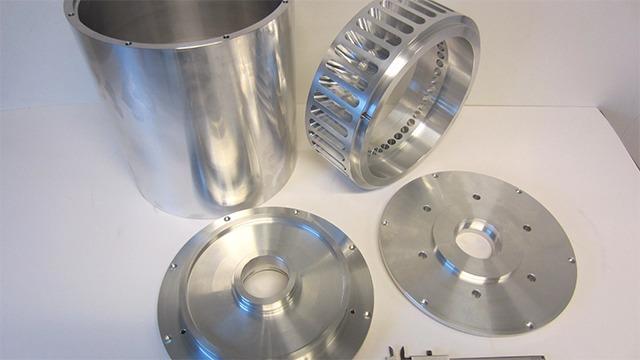 Billede af metaldele i aluminium, herunder en cylinder, en skive og en ventilatorhjul.