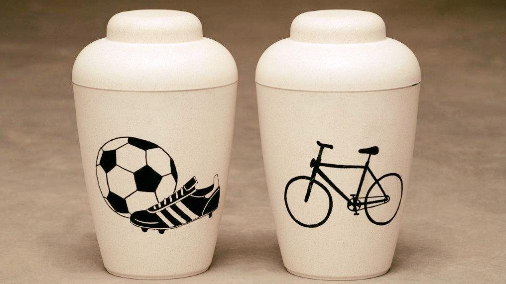 To urner med sort-hvide motiver af en fodbold og en cykel, symboliserer sport og aktivitet.