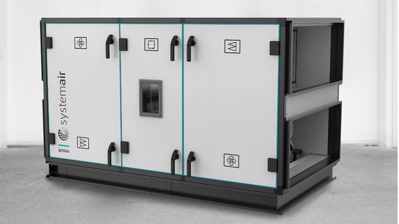 Et ventilationsanlæg fra Systemair med flere døre og en moderne, kompakt design.