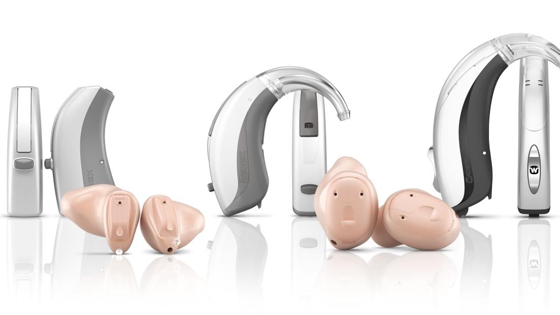 Forskellige høreapparater i forskellige former og farver, herunder en bøjle og in-ear modeller.