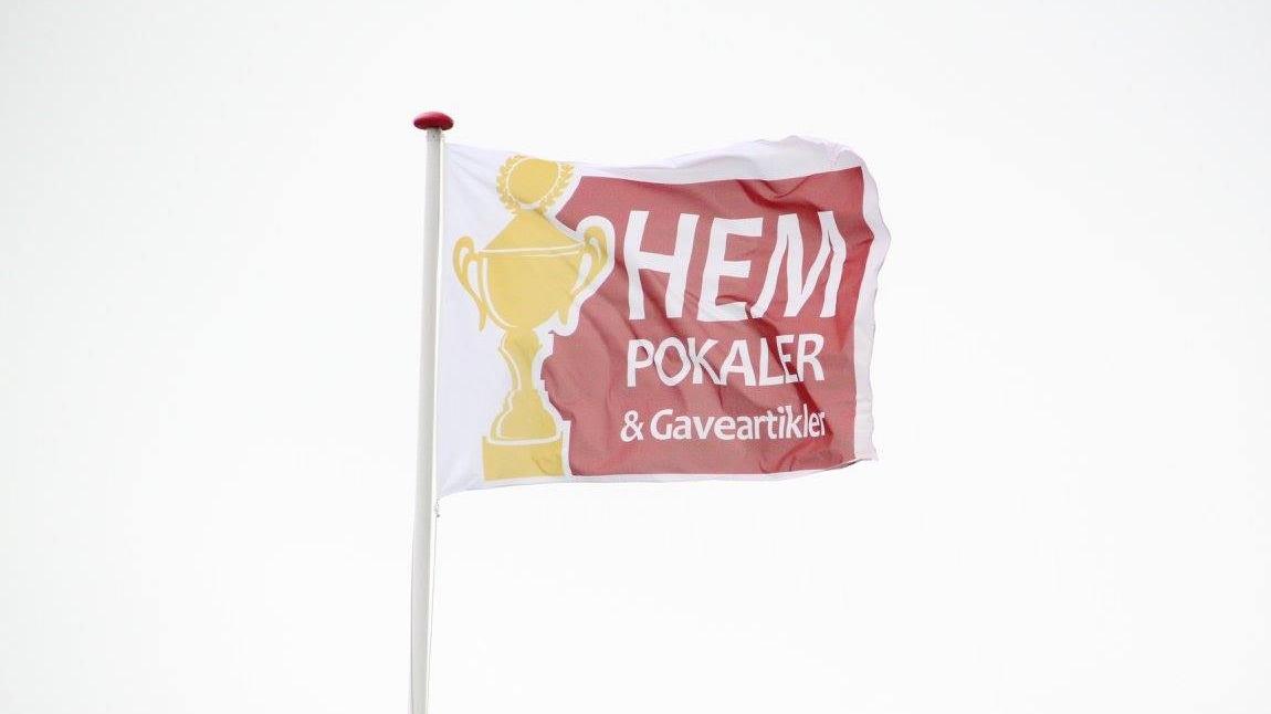 Flag med teksten "HEM POKALER & Gaveartikler" og et billede af en pokal.