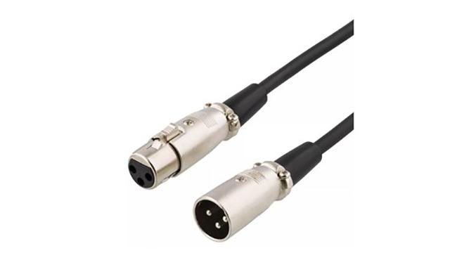 XLR-kabel med metalstik i begge ender, anvendt til lydforbindelser.