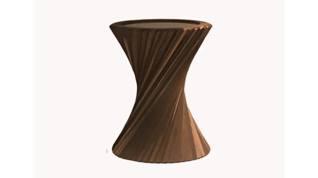 En moderne, brun sidebord med en spiralformet design og glatte overflader.