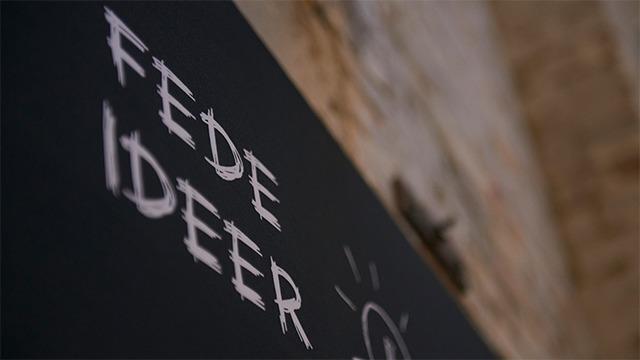 Fed idéer skrevet på en sort tavle med lys baggrund.