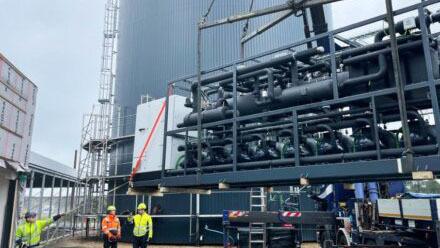 Arbejdsplads med ingeniører, der overvåger installation af store rørledninger på en byggeplads.