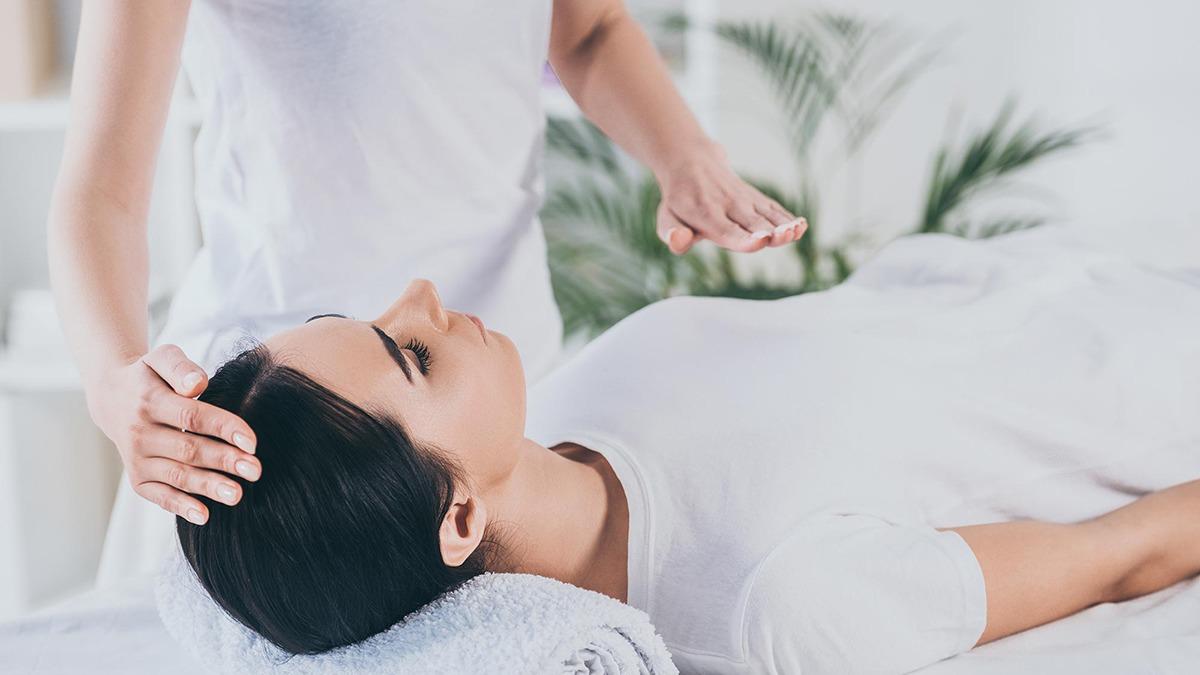 En kvinde får en afslappende massage på en spa med en behagelig atmosfære.