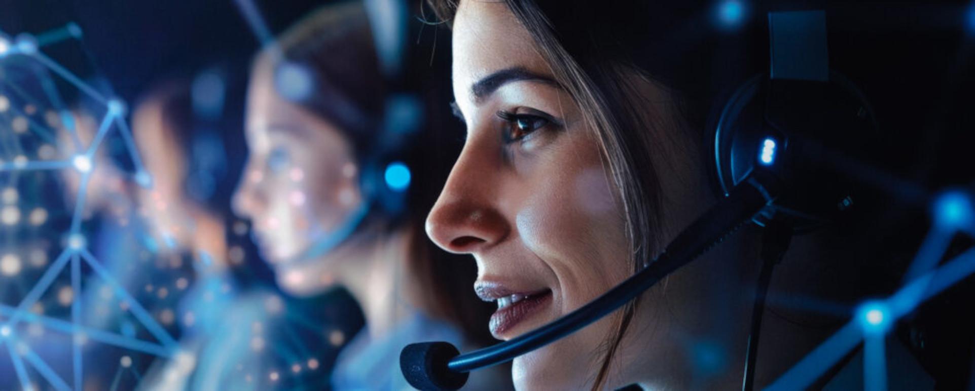 Kvinde med headset, der arbejder i et moderne callcenter med digitale forbindelser i baggrunden.