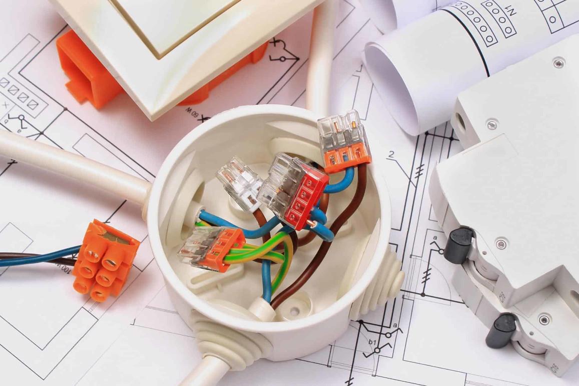 Elektrisk installationsboks med ledninger og forbindelser på en teknisk tegning.