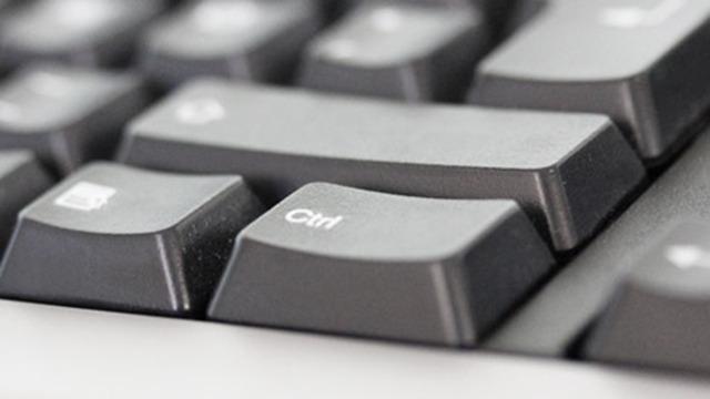 Tastatur med fokus på Ctrl-tasten, der viser detaljer i design og tekstur.