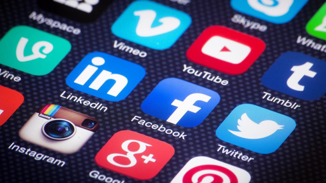 Billede af forskellige sociale medieikoner, herunder Facebook, Instagram, Twitter og YouTube.