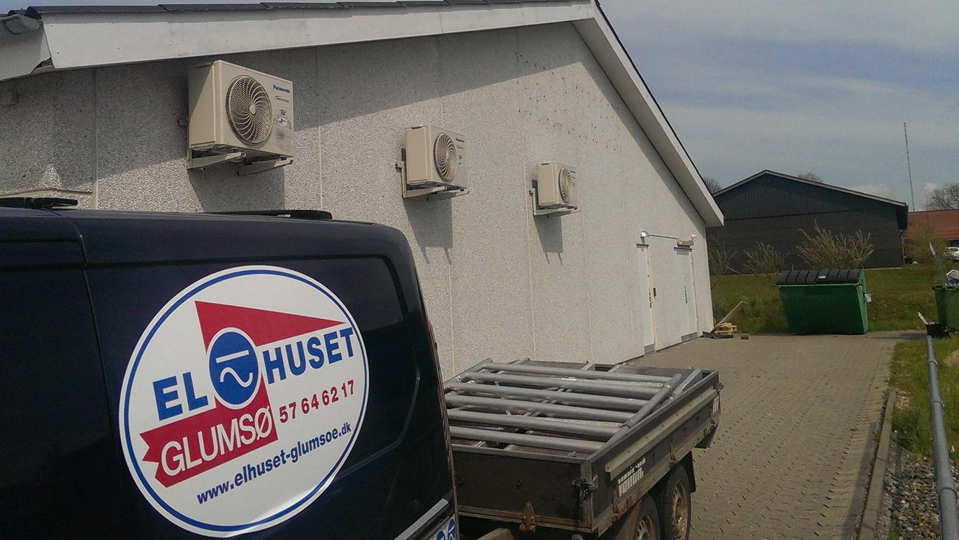 Billede af en bygning med klimaanlæg og en varevogn med logoet fra Elhuset i Glumsø.
