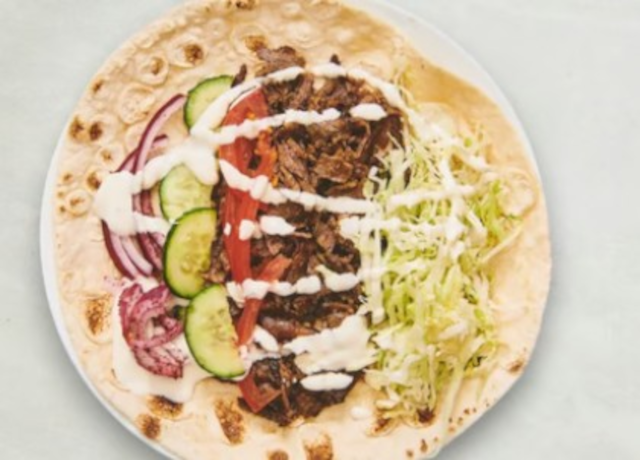 En lækker tortilla med oksekød, agurk, tomat, rødløg, salat og en cremet dressing.