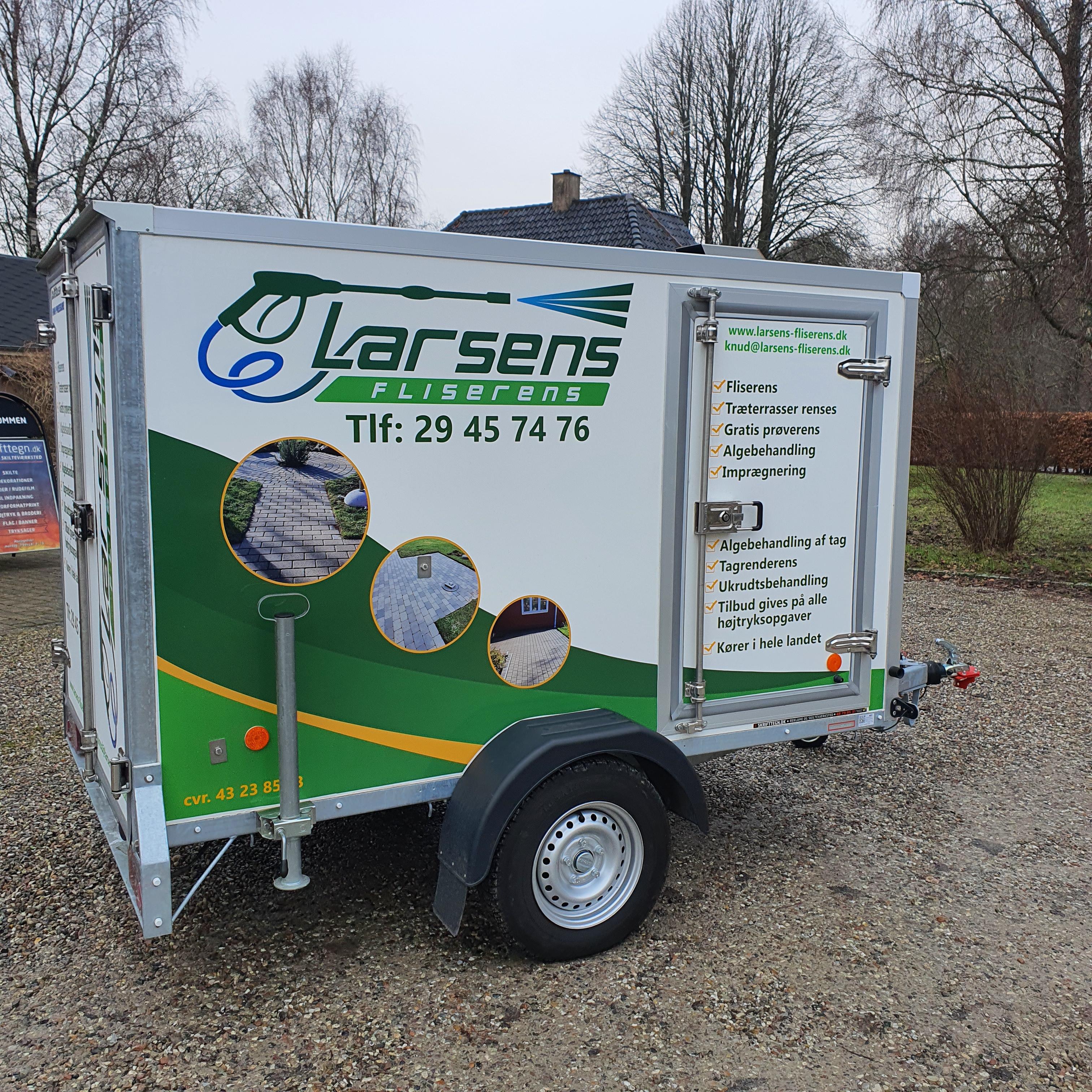 En trailer med grøn og hvid branding fra Larsens, der viser kontaktinformation og tjenester.