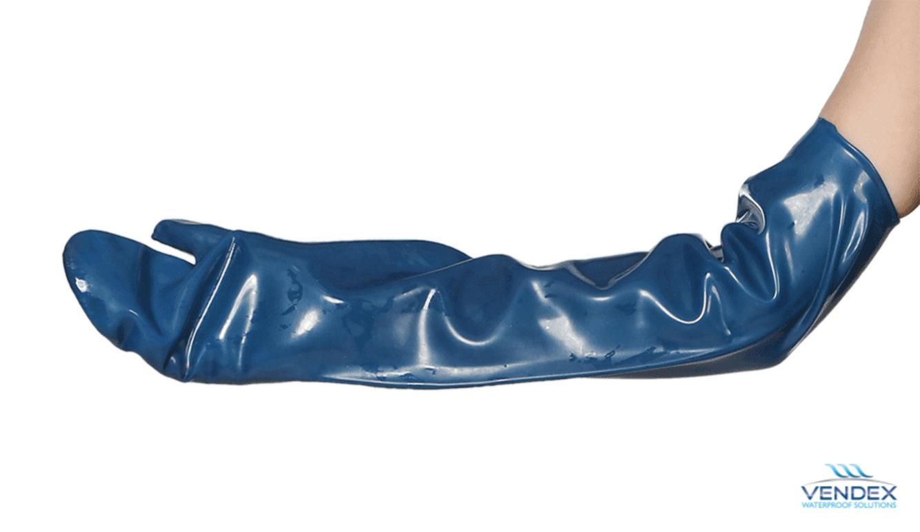 Blå gummihandske til rengøring med lang arm og rynket design.