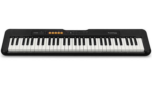Et sort keyboard med hvide og sorte tangenter, der viser kontrolknapper og lys.