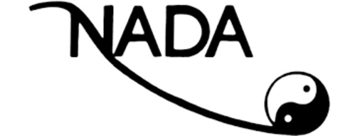 Logo for NADA med yin-yang symbol og elegant skrifttype, der repræsenterer balance og harmoni.
