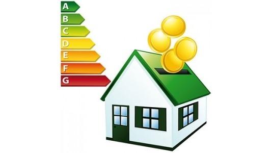 Illustration af et hus med grøn tag og energimærkning i farverne grøn, gul og rød, der viser energieffektivitet.