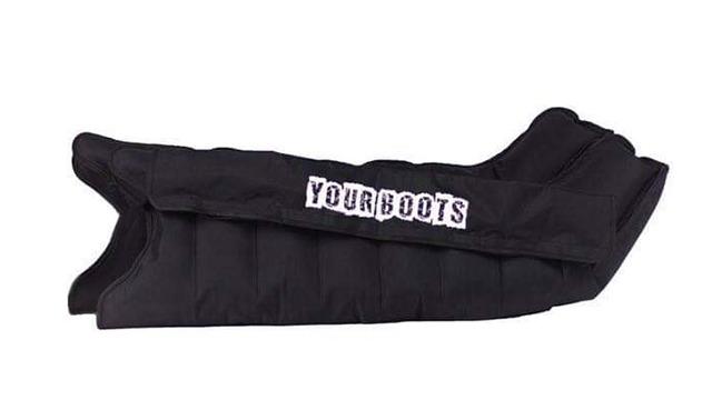 Sort støvleovertræk med teksten "YOURBOOTS" på siden.