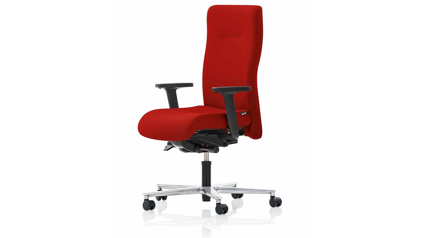 Rød kontorstol med høj ryg, armlæn og hjul, ideel til ergonomisk komfort ved arbejde.