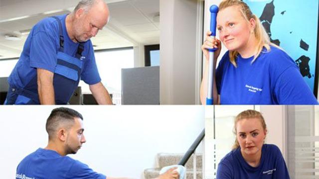 Billede af rengøringspersonale i blå t-shirts, der arbejder med rengøring i et kontormiljø.