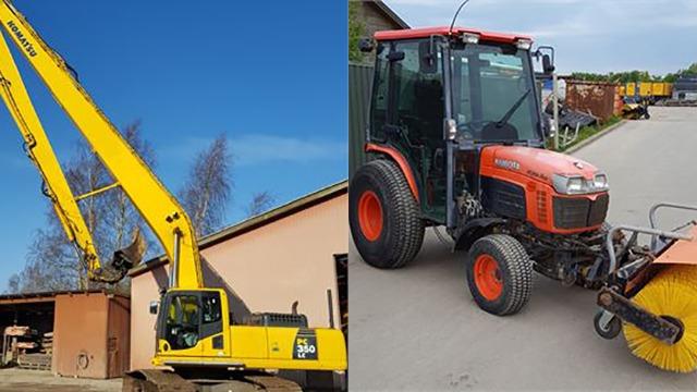 Gul kran og traktor med fejemaskine på en gårdsplads under en blå himmel.