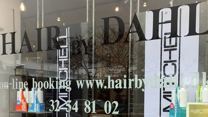 Frisørsalon med navnet "Hair by Dahil" og information om online booking og kontaktoplysninger.