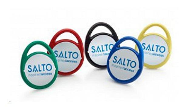 Farverige nøglekort med SALTO-logo i rød, grøn, sort, gul og blå.