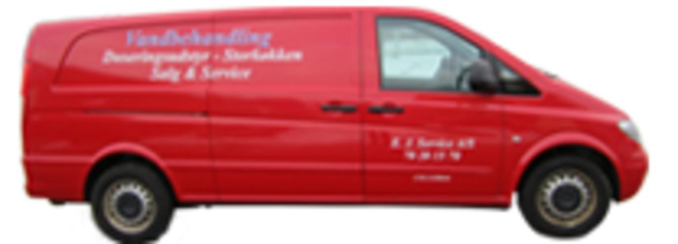 Rød varevogn med tekst om håndværk og service, parkeret på en vej.